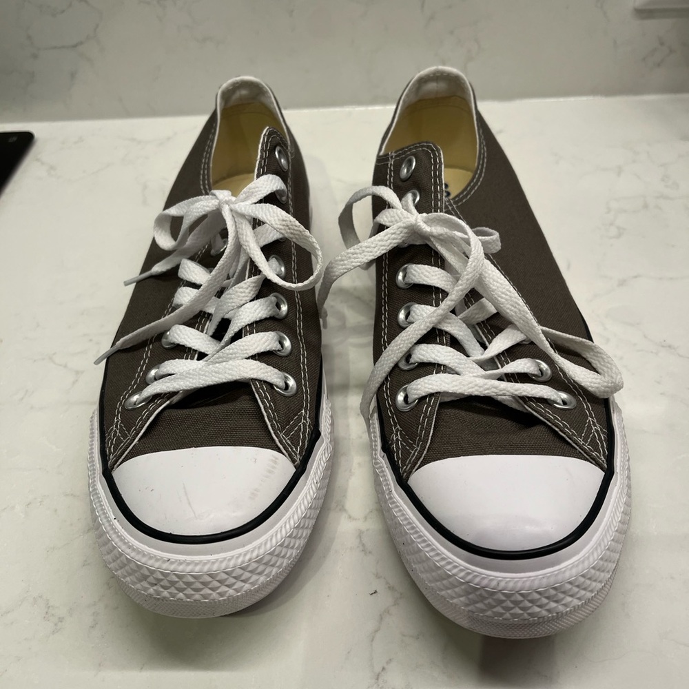BNWOT Converse All Star Low Women’s 8.5 Men’s 10.5